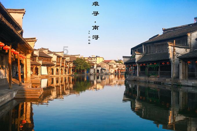 年轻时尚女郎,“草原绿”时尚裙太随性,凸显妙曼身姿,沁人心脾